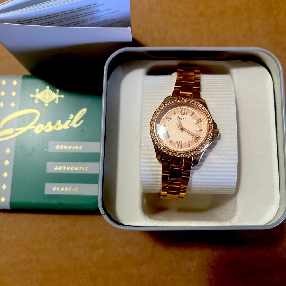 Fossil watch new with tags in original tin packaging! - Picture 4 of 11